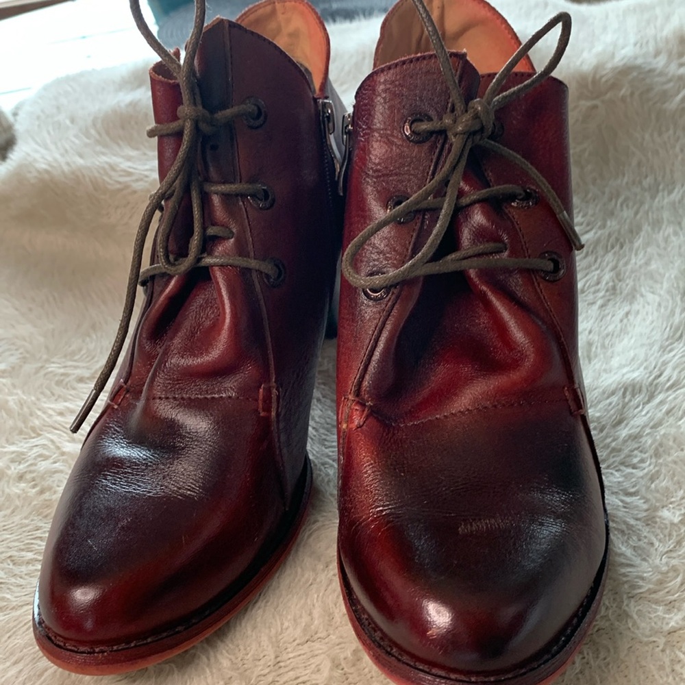 L’artiste burgundy leather lace up booties size 9 1/2 like new!